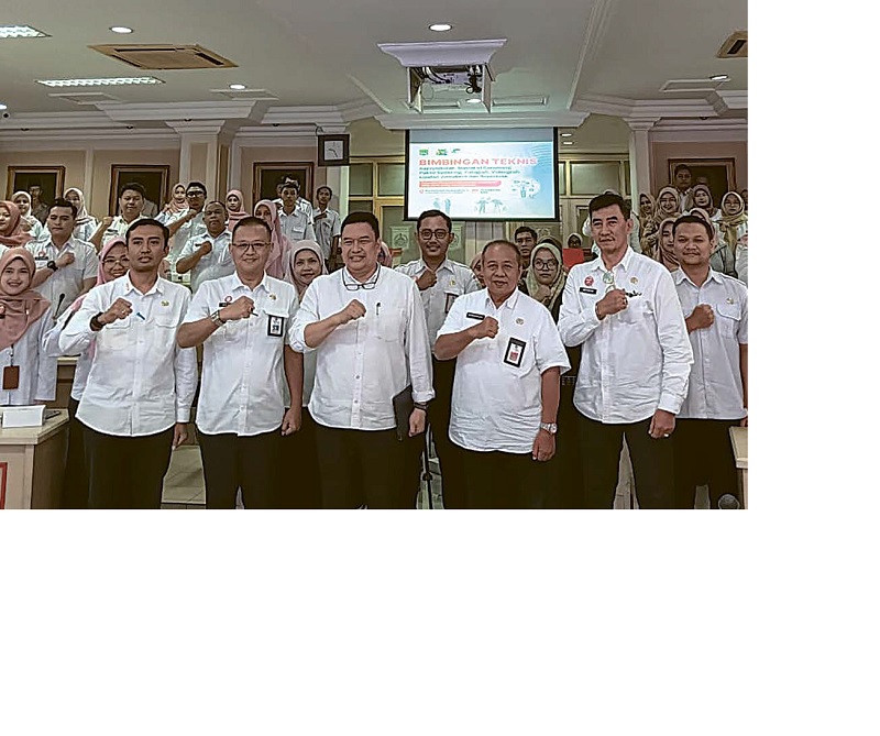 GENJOT KUALITAS: Sekda Kabupaten Malang Budiar Anwar (tengah) bersama para ASN Pemkab Malang setelah menjalani bimtek di ruang Anusapati kemarin (12/11).