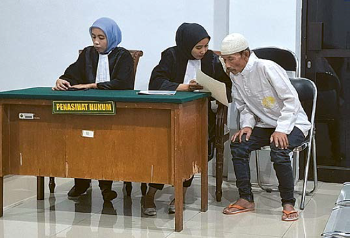 TERDAKWA: Moh Kurtubi, 65, warga Desa Mangliawan, Kecamatan Pakis menjalani sidang di Pengadilan Negeri (PN) Kepanjen.
