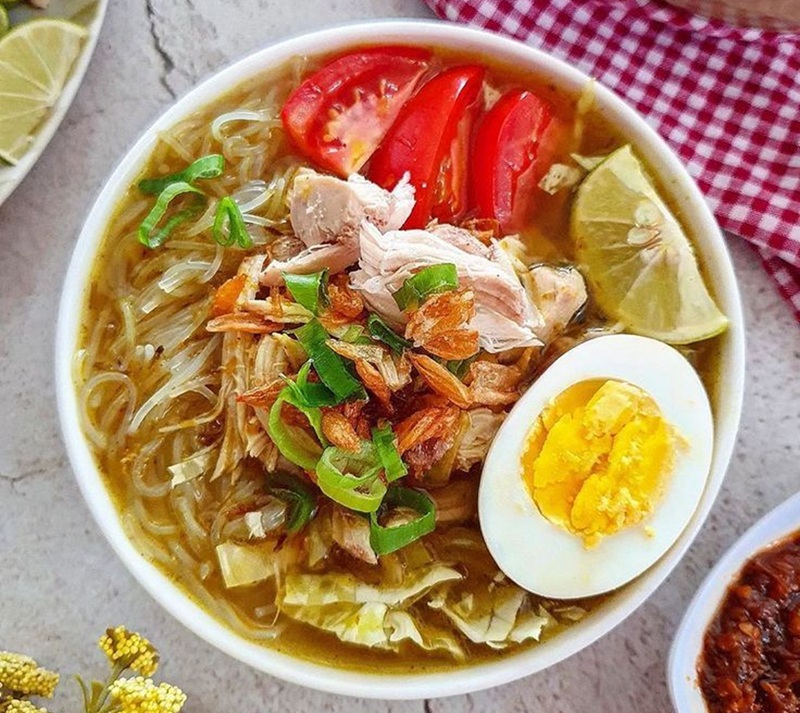 HANGAT DAN GURIH: Semangkuk soto ayam Lamongan dengan koya melimpah, kuah gurih, dan suwiran ayam lembut, paduan sempurna yang selalu menggugah selera di setiap sendokannya.