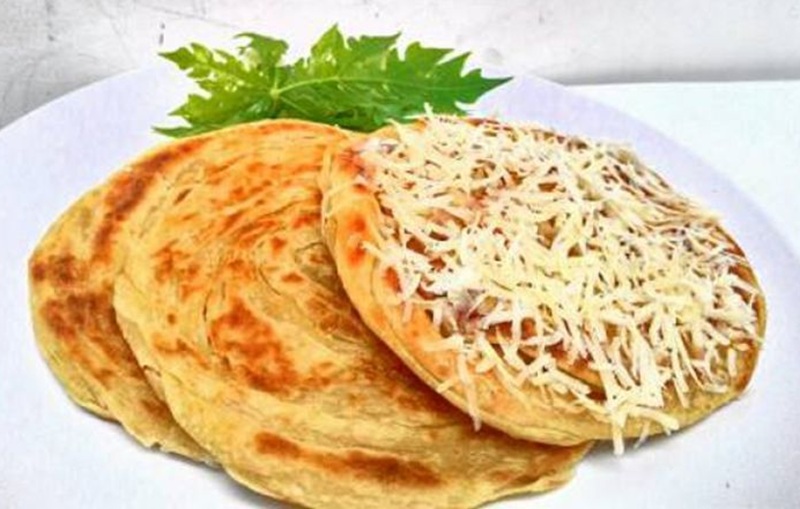 MANIS LEMBUT: Roti Maryam hangat dengan topping keju