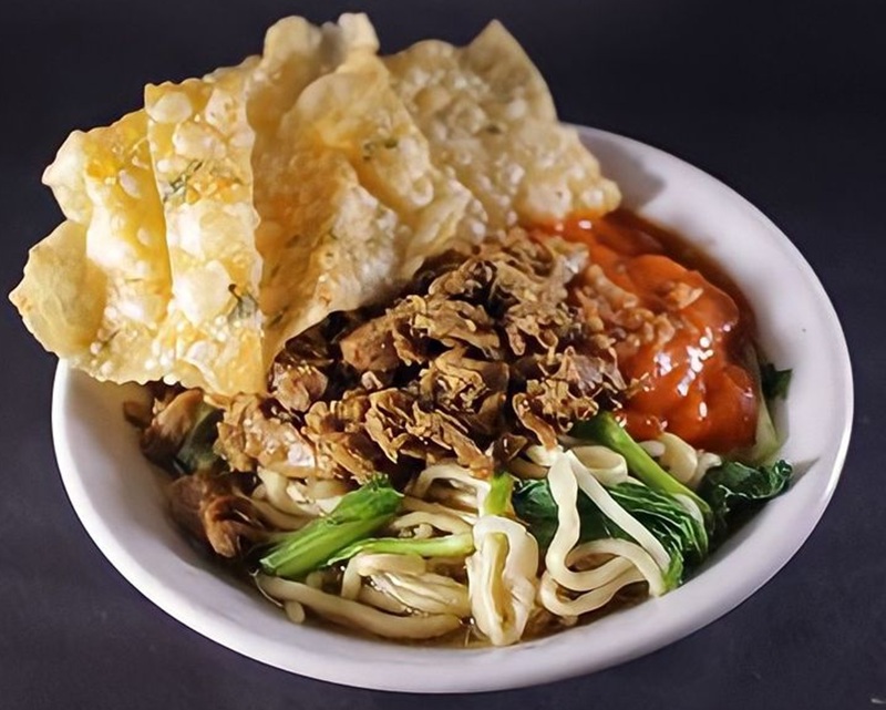 GURIH MENGHANGATKAN: Semangkuk pangsit mi dengan kuah kaldu hangat, suwiran ayam, dan pangsit renyah siap memanjakan lidah di setiap suapan.