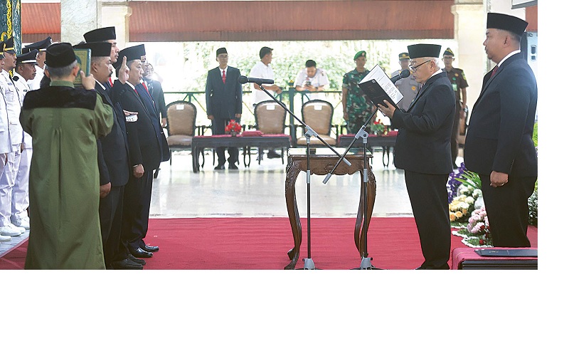 ROTASI JABATAN: Bupati Malang H M. Sanusi melantik para pejabat pemkab di Pendapa Agung Kabupaten Malang, kemarin (12/11).