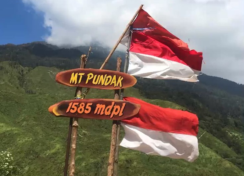 GUNUNG: Puncak Mt. Pundak dengan dua bendera yang berkibar