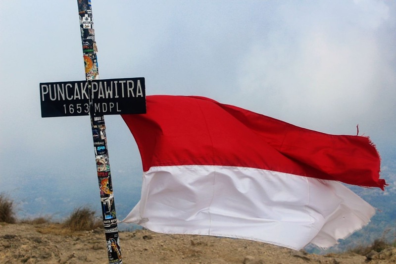 Foto plakat dengan bendera yang ada di puncak pawitra, gunung penanggungan