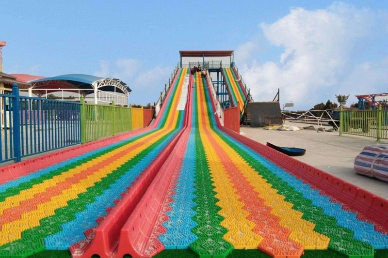WAHANA SERU: Rainbow slide di batu yang menyenangkan