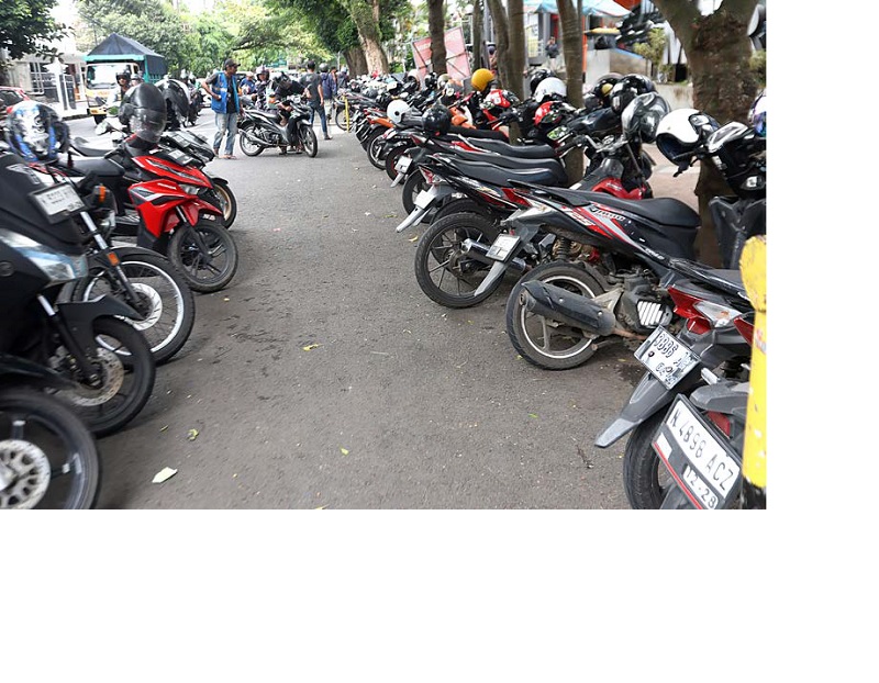 LEBIH TRANSPARAN: Area parkir di depan Mal Pelayanan Publik (MPP) bakal terintegrasi dengan sistem digital yang sudah disiapkan dishub. Namanya Sistem Informasi Parkir Malang (Sisparma).