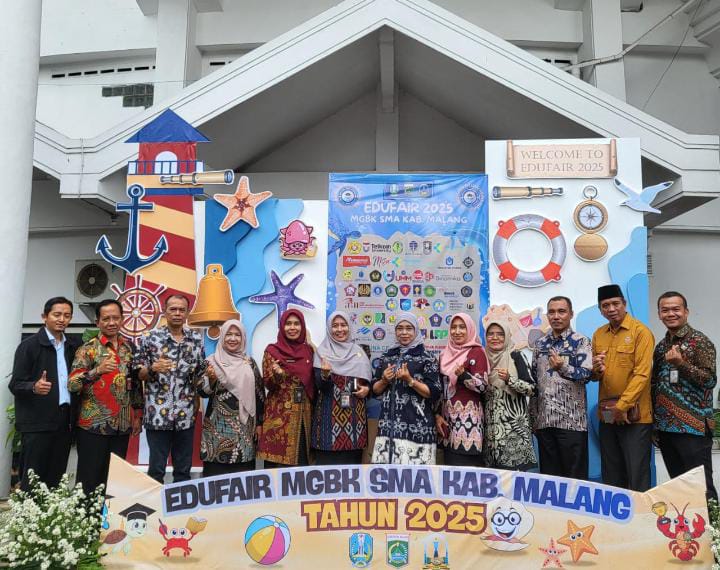INOVATIF: Plt. Kepala Cabdindik wilayah Kabupaten Malang Dr Indiyah Nurhayati MPd (tengah) menghadiri Edufair 2025 yang digelar oleh MGBKSMA di Kabupaten Malang.