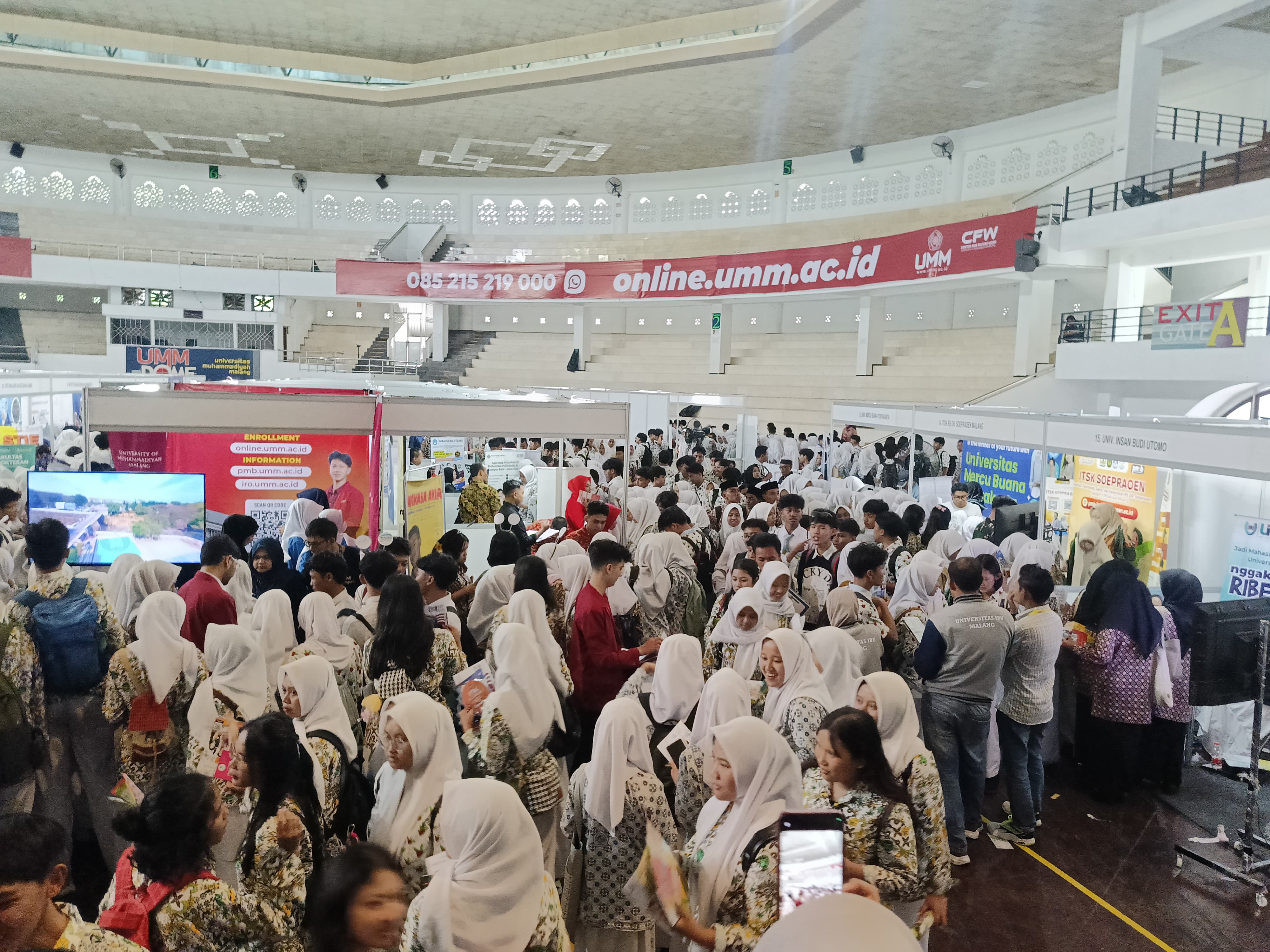 SUKSES BESAR : Ribuan siswa SMA se-Kabupagen Malang kunjungi Edufair 2025 di Dome Universitas Muhammadiyah Malang (UMM).