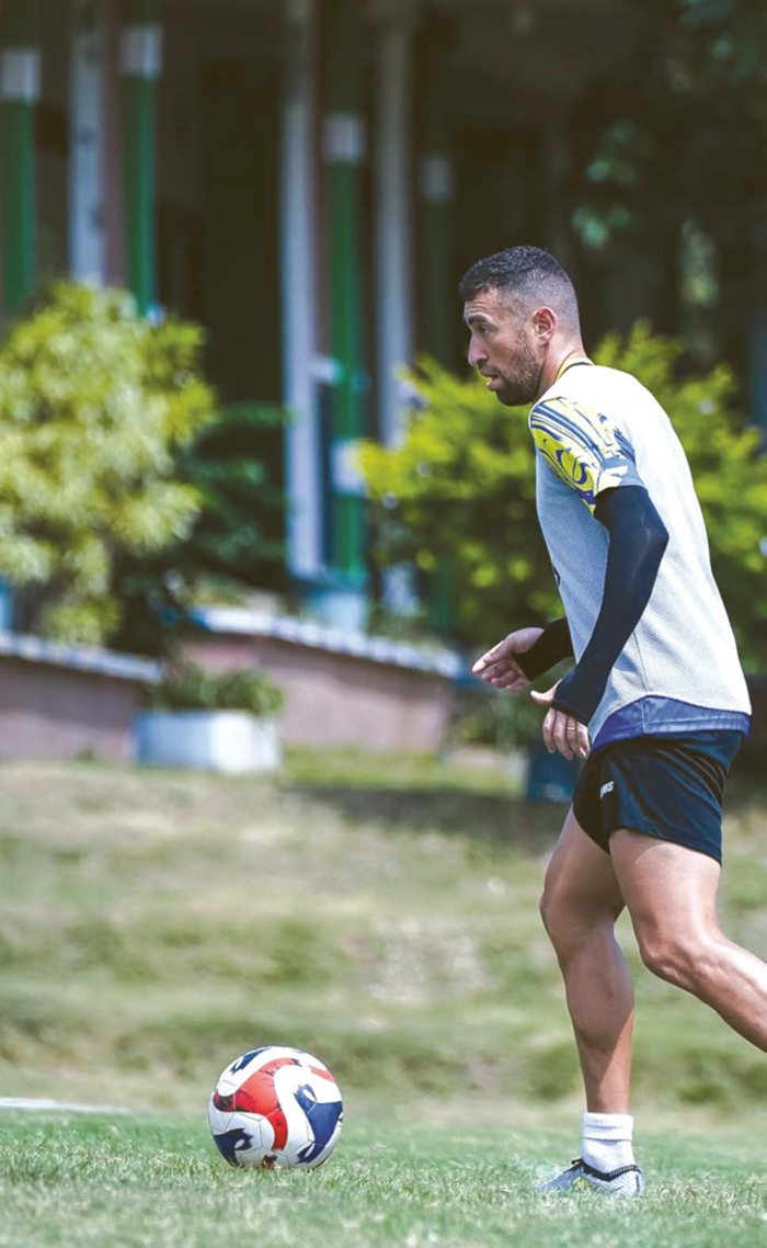 HADIRKAN OPSI GOL: Paulinho Moccelin dan Jonh Alfarizi mampu menghadirkan ancaman dari sektor sayap.