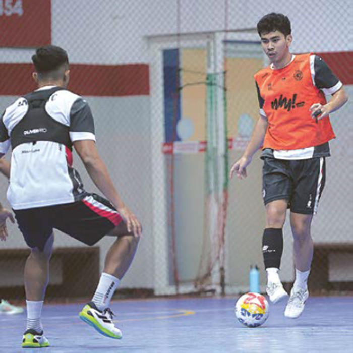 FOKUS RECOVERY: Abdussalam (kanan) menggiring bola dalam sesi latihan di Unggul Sports Center beberapa waktu lalu.