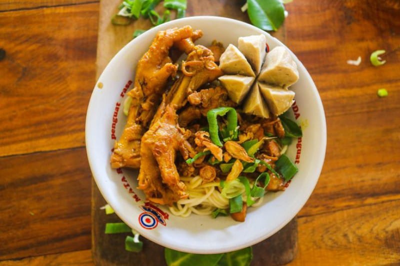 Siapa yang menolak jika disuguhkan dengan kelezatan mi ayam? Simak deretan kedai berikut dan rasakan kenikmatannya!