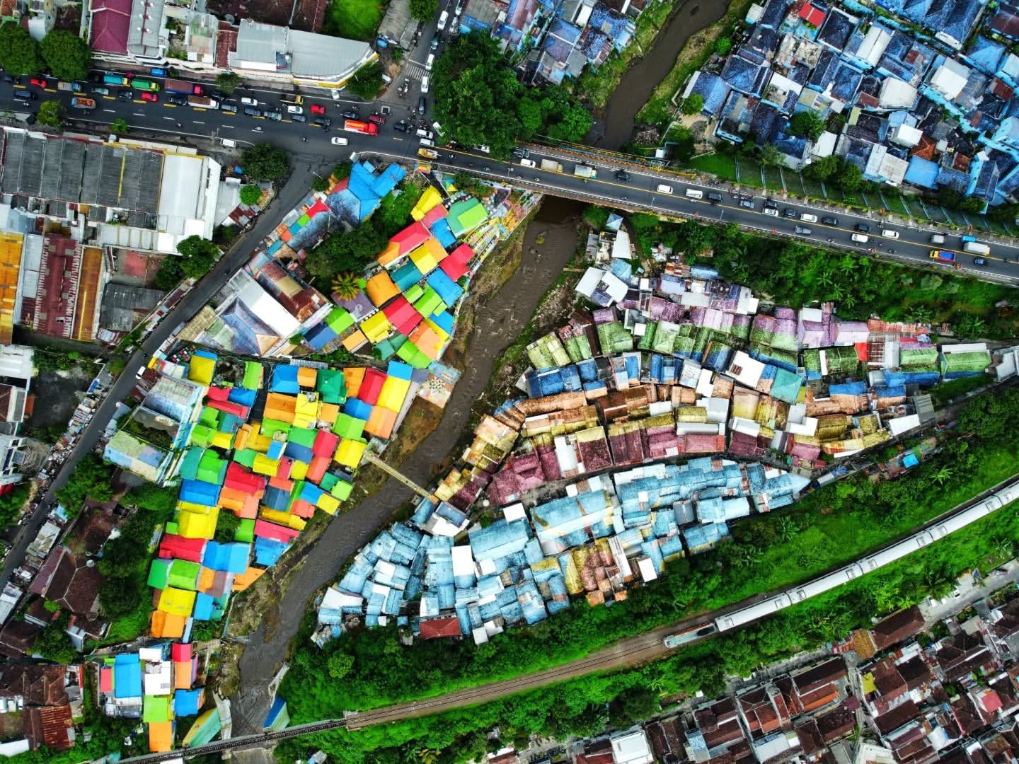 UNIK: Pemandangan Kampung Warna-Warni Jodipan dari atas.