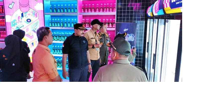PERIKSA SEMUA IZIN: Tim gabungan dari Pemprov Jatim dan Pemkot Malang meninjau operasional di HW Helen&rsquo;s Play Mart, Selasa lalu (11/11).