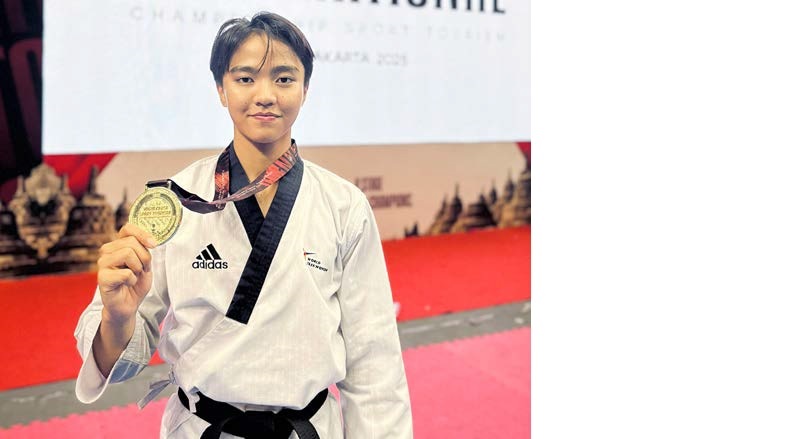 MEMBANGGAKAN: Atlet Taekwondo Kota Malang Mas Aryanda Berbudi memamerkan medali emas di nomor poomsae individu junior dalam ajang Pugnator Jogjakarta Taekwondo International Championshop 2025 di GOR