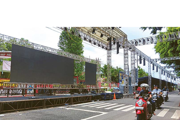 FESTIVAL TAHUNAN: Panggung di ruas Jalan Raya Ketawang, Godanglegi sudah siap dioperasikan untuk gelaran Pesona Gondanglegi kemarin (13/11).