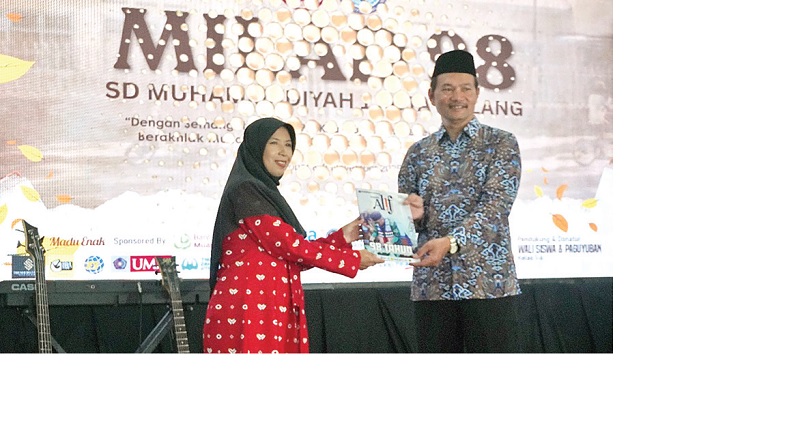 PERKUAT LITERASI: Kepala SD Muhammadiyah 1 Kota Malang Rizka Silvia meluncurkan majalah Alif bersama Wakil Ketua PDM Kota Malang Drs. Bambang Mulyadi.