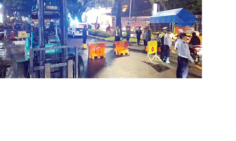 REKAYASA LALIN: Petugas gabungan melakukan contraflow Jalan Soehat untuk mengurai macet akibat proyek drainase Kamis dini hari (13/11).