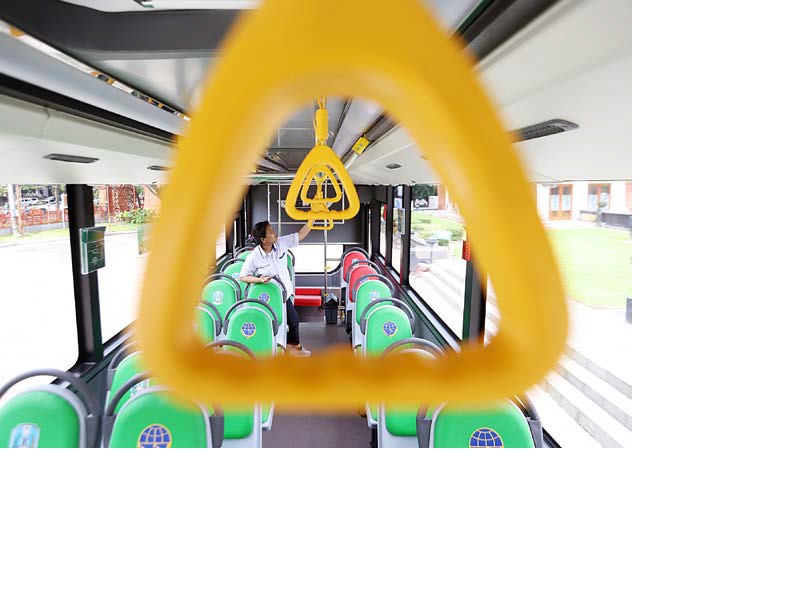 SEGERA LAUNCHING: Salah satu armada Bus Trans Jatim yang diproduksi Karoseri Tentrem mulai diuji coba, kemarin. Foto kanan, kelengkapan fasilitas di dalam bus bakal dicek Dishub Jatim.
