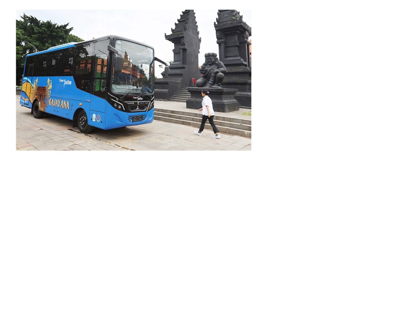 SEGERA LAUNCHING: Salah satu armada Bus Trans Jatim yang diproduksi Karoseri Tentrem mulai diuji coba, kemarin. Foto kanan, kelengkapan fasilitas di dalam bus bakal dicek Dishub Jatim.