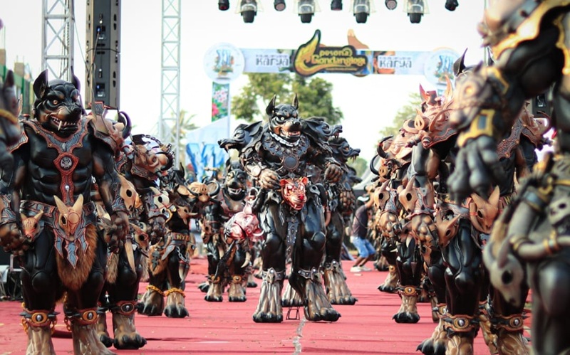 SPEKTAKULER: Suasana meriah festival tahunan di Gondanglegi