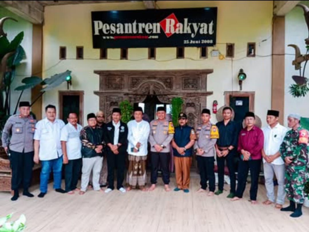 SINERGI: KH Abdullah SAM saat menerima kunjungan dari Kapolres Malang beberapa waktu lalu. Selama ini Kiai Abdullah memiliki hubungan yang baik dengan jajaran kepolisian.