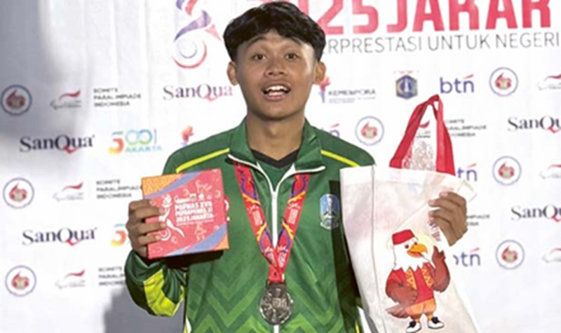 MAMPU BANGKIT: Atlet PASI Kota Malang Fausta Lehvyano Aghastya berhasil membawa pulang satu medali emas dan perak di ajang POPNAS 2025.