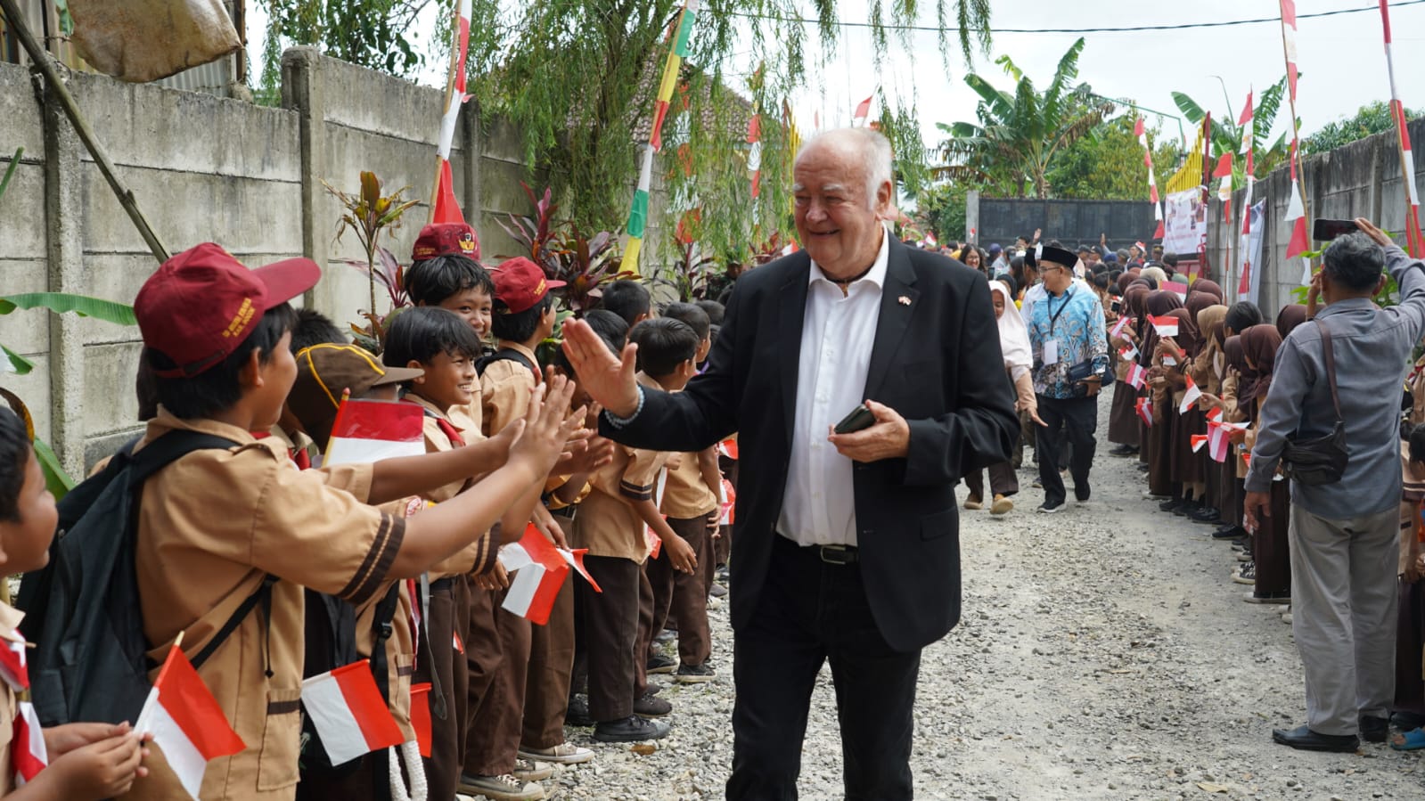 DISAMBUT SISWA: Salah satu anggota rombongan dari Austria  disambut para siswa saat berkunjung ke Desa Pabuaran, Bogor Jawa Barat.