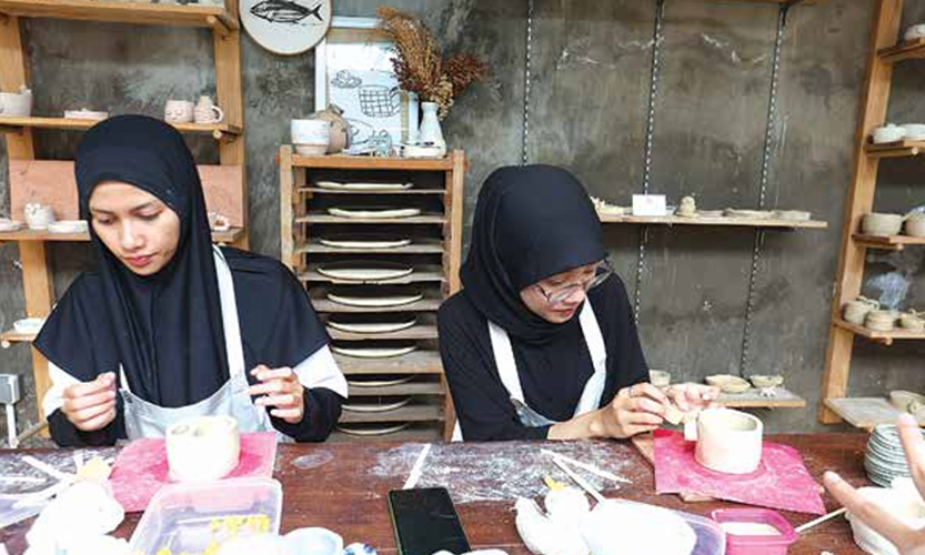 KELAS KERAMIK: Peserta tampak serius mengerjakan proyek  masing-masing di ruang studio yang dipenuhi contoh karya