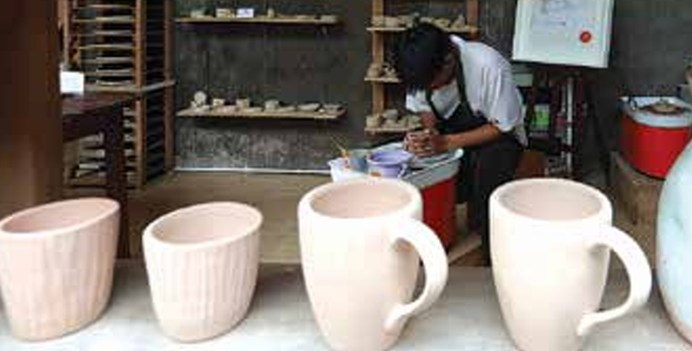 BELAJAR SAMBIL MENGAMATI: dari sela-sela rak keramik, peserta  mengolah tanah liat menjadi bentuk baru di Matahati Ceramics.