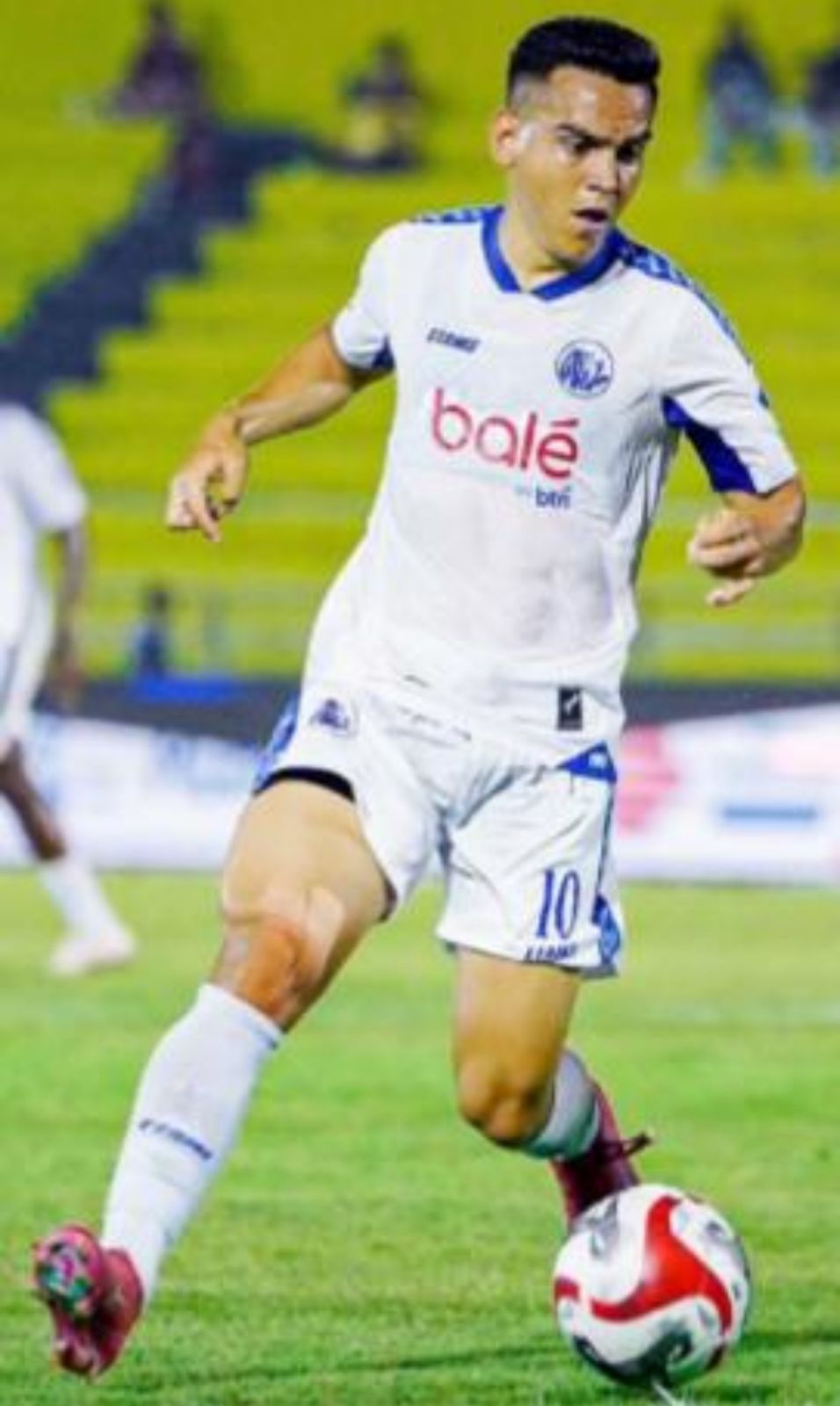 TAJAM: Valdeci Moreira menggiring bola dalam laga BRI Super League pekan ke-11 melawan Semen Padang.