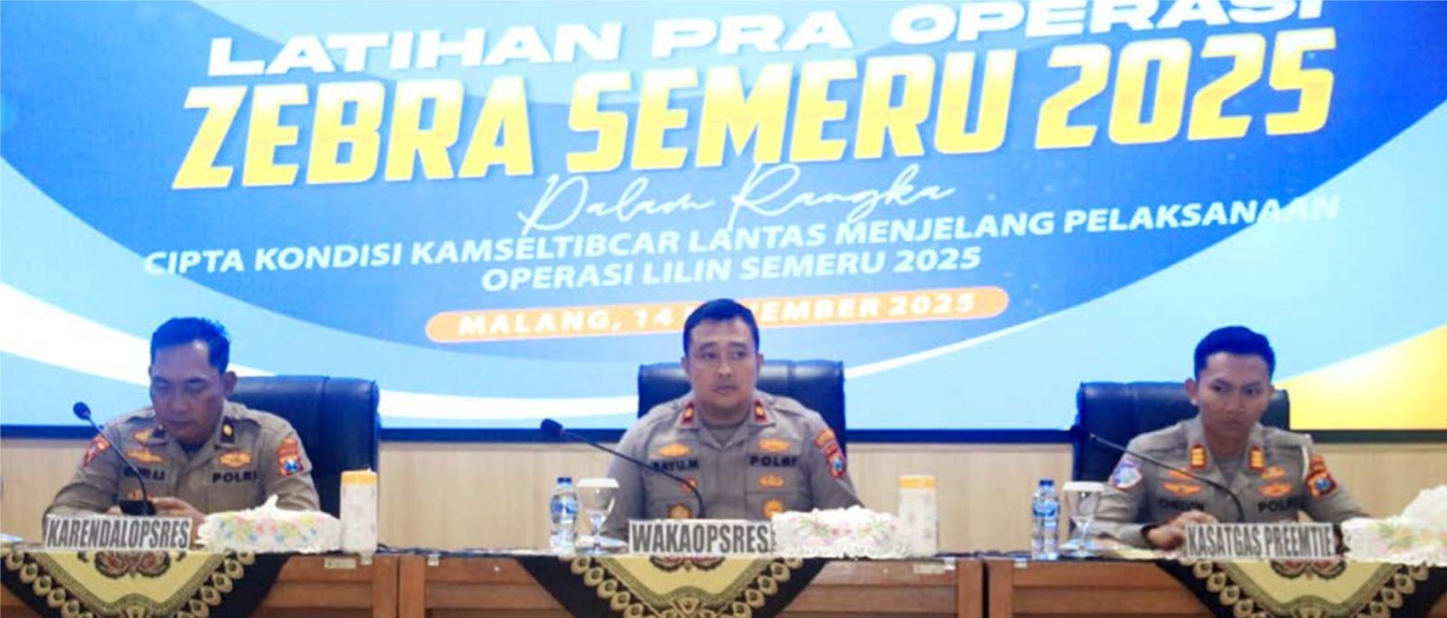 PERSIAPAN: Wakapolres Malang Kompol Bayu Marfindo (tengah) memimpin rapat koordinasi persiapan Operasi Zebra Semeru 2025, kemarin.