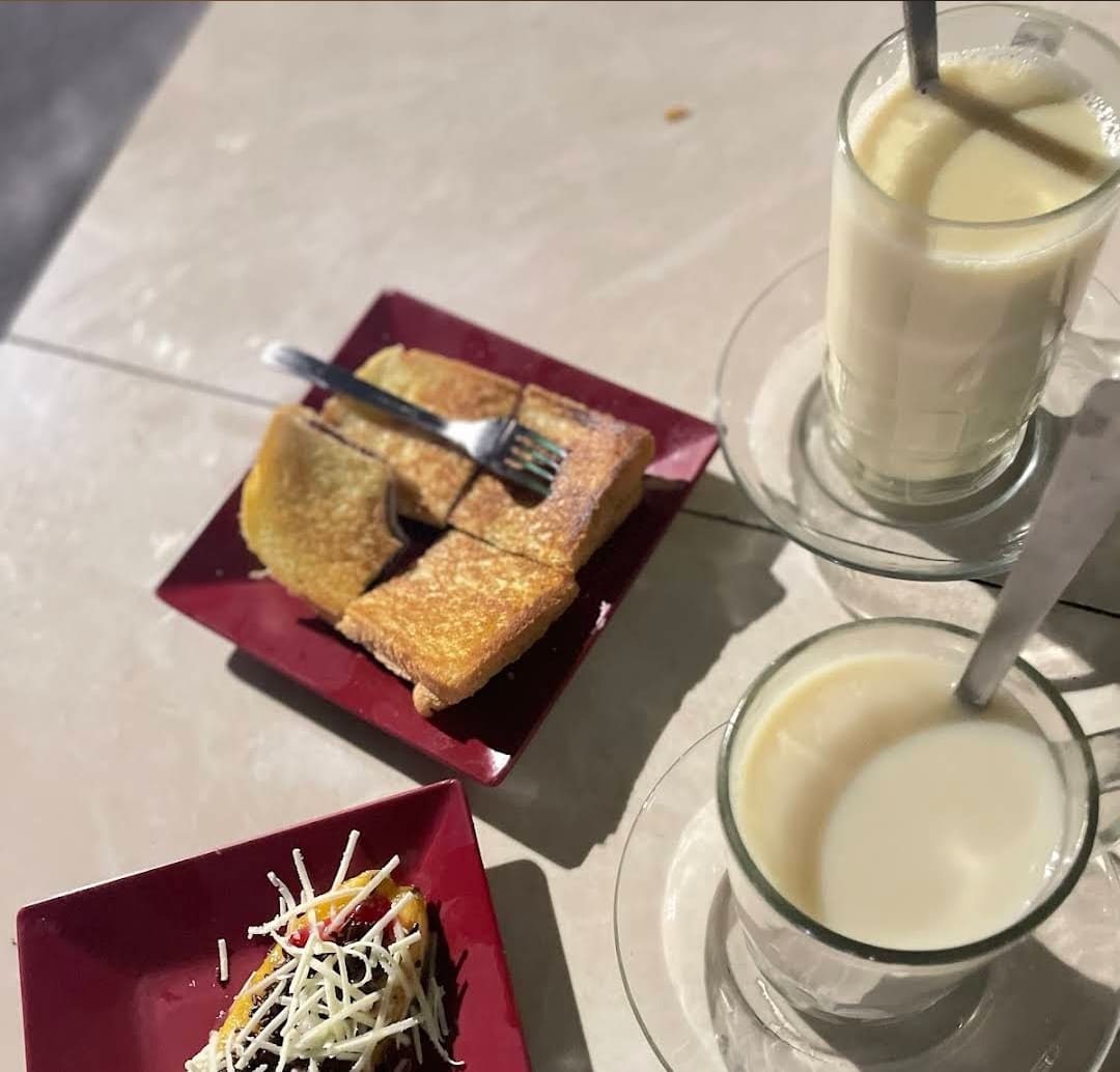 MINUMAN HANGAT: Segelas STMJ di Kota Malang siap memberikan kehangatan di cuaca malam yang dingin