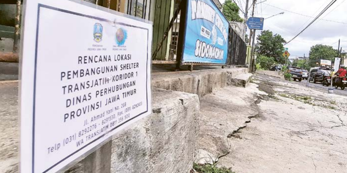 SARPRAS PENUNJANG: Dishub Jatim menandai titik yang akan dibangun shelter Bus Trans Jatim di Jalan Sidomakmur, Sengkaling, Desa Mulyoagung, Kecamatan Dau kemarin.