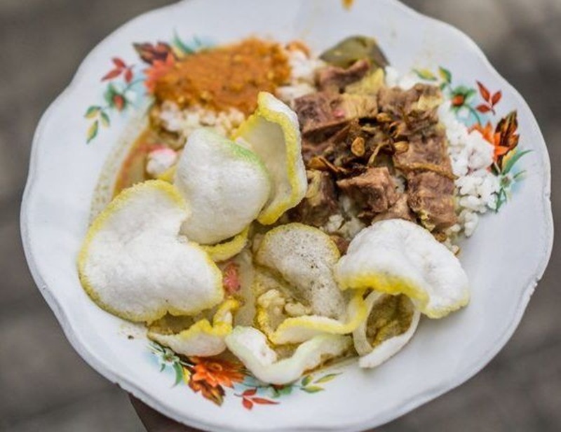 LEZAT: sepiring gultik lengkap dengan lauk dan kerupuk yang menggugah selera