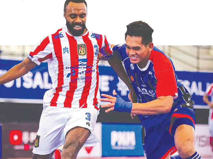 NG OTOT: Pivot Unggul FC Malang Andres Dwi Persada (kanan) berusaha menjangkau bola dalam laga PFL pekan ke-6 di GOR Nambo Tangerang, kemarin.