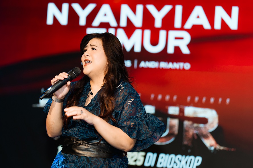 MENGHENTAK: Audy saat menyantikan OST film Timur berjudul Nyanyian Timur.