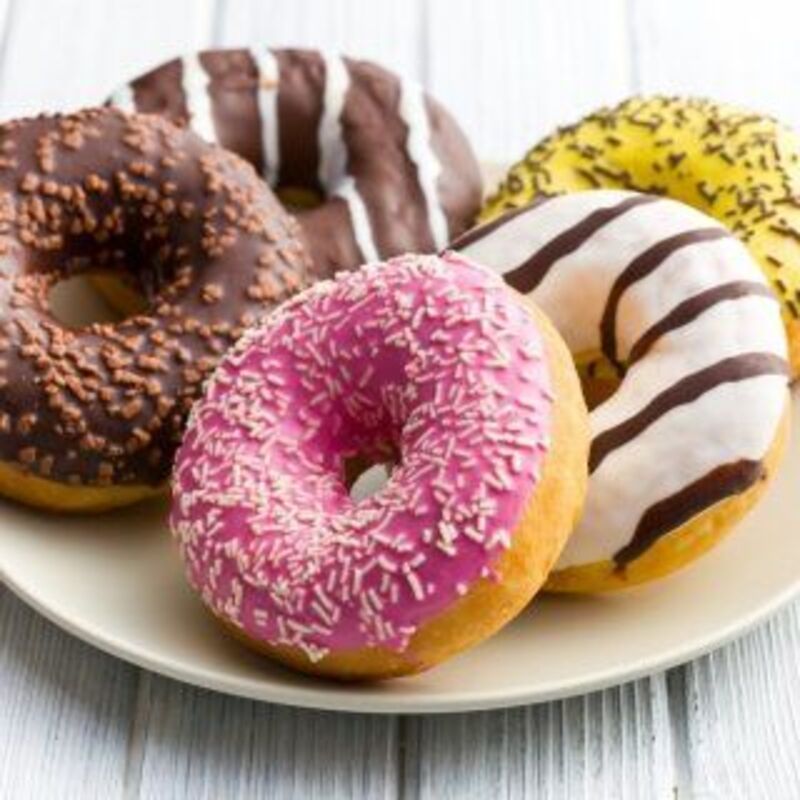 LEMBUT: Donat dengan topping melimpah dan rasa manis seimbang dari dua kedai favorit di Lowokwaru.