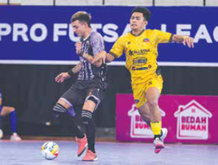 TAMPIL BAGUS: Andres Dwi Persada (kiri) berusaha menghadang pemain Asahan FC yang melakukan transisi menyerang dalam laga PFL pekan ke-6 Sabtu lalu (15/11).