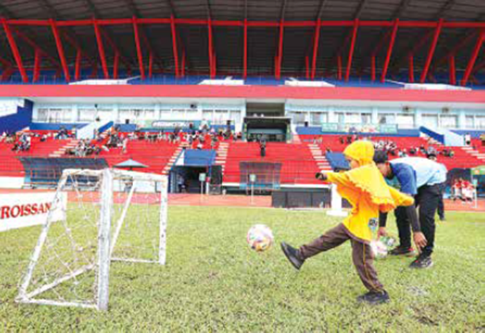 JADI WADAH BERKEMBANG: Salah satu siswa sekolah di Malang mengikuti ajang Skill Challenge dan SenengSoccer di MLSC 2025.