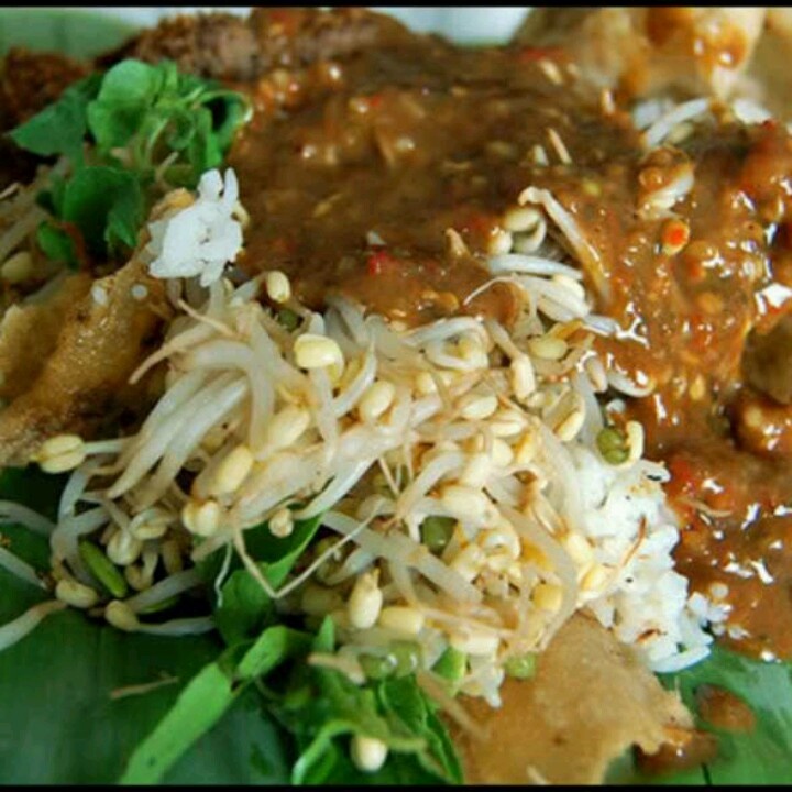 GURIH: Dua pilihan nasi pecel di Sawojajar dengan bumbu khas dan lauk lengkap.