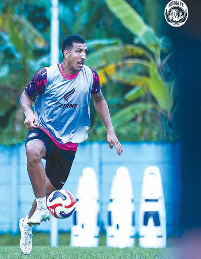 JADI PENONTON LAGI: Center Back Arema FC Yann Motta berusaha menggiring bola dalam sesi latihan di ARG Soccer Field, beberapa waktu lalu.