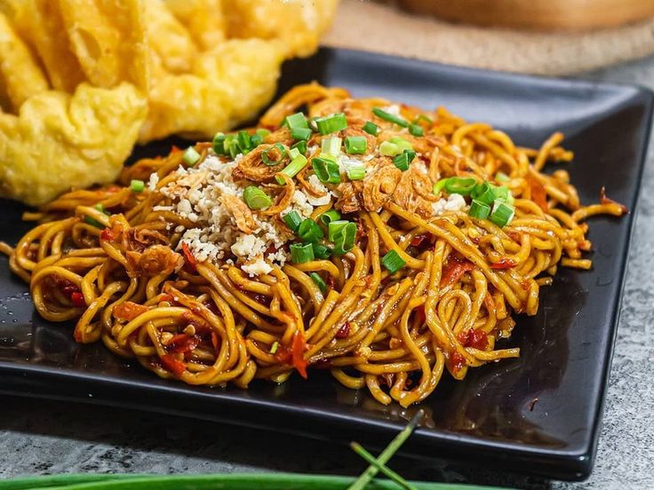 PEDAS: Dua rekomendasi mi pedas di Kota Batu yang menawarkan sensasi rasa berbeda.