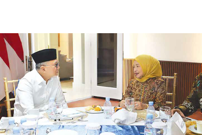 KOORDI NASI: Wakil Bupati Malang Lathifah Shohib (kanan) berbincang dengan Menteri Koordinator Pangan Zulkifli Hasan membahas tentang program strategis untuk Kabupaten Malang di Jakarta pekan lalu