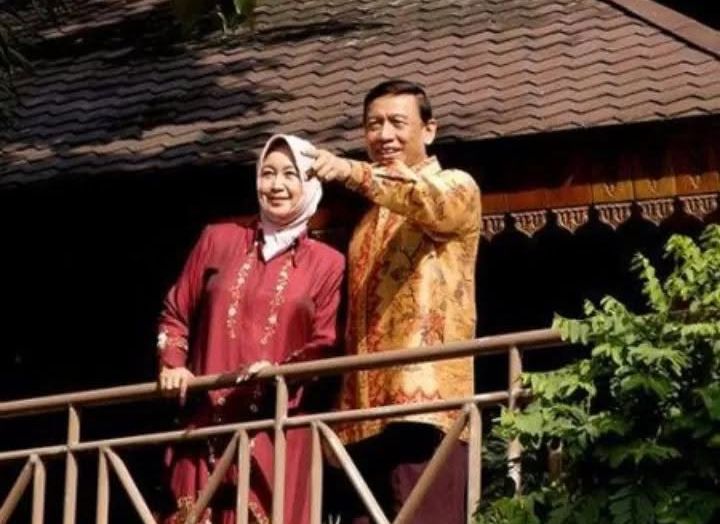 Wiranto dengan istrinya.