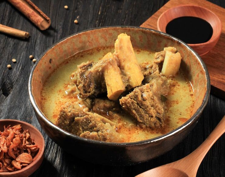 EMPUK GURIH: Gulai kambing dengan kuah gurih dan daging yang empuk.