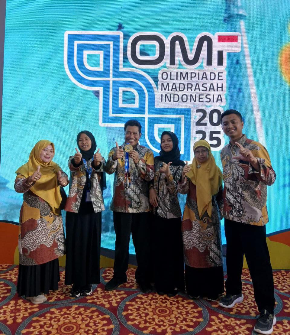 TERBAIK: Kepala MTsN 6 Malang Pono SAg MPd bersama tim mendampingi secara langsung dua siswi MTsN 6 Malang peraih emas diajang OMI 2025.