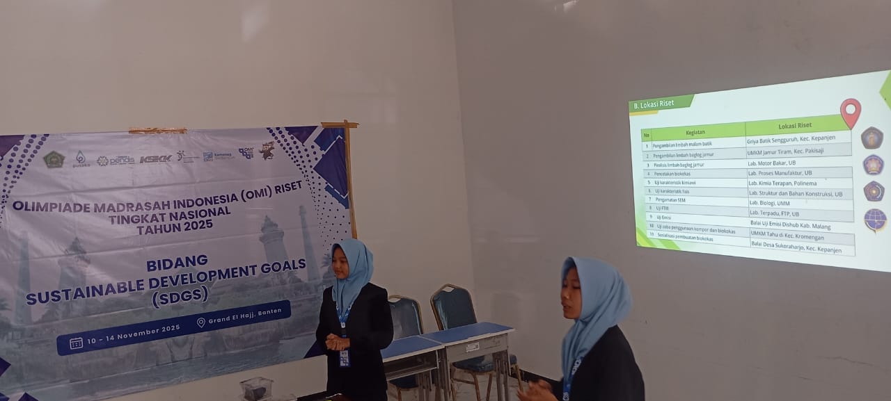 BIKIN BANGGA: Dua Siswi MTsN 6 Malang Siti Azzahra Santika dan Adeecha Cinta Islamiah meraih emas bidang Sustainable Development Goals (SDGs) di OMI 2025 pada 10-14 November, kemarin.