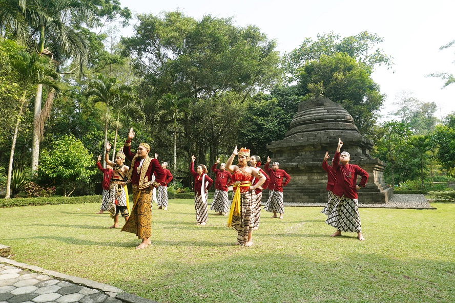 KOMPAK: Cuplikan video klip Fantasi di Candi Sumberawan.