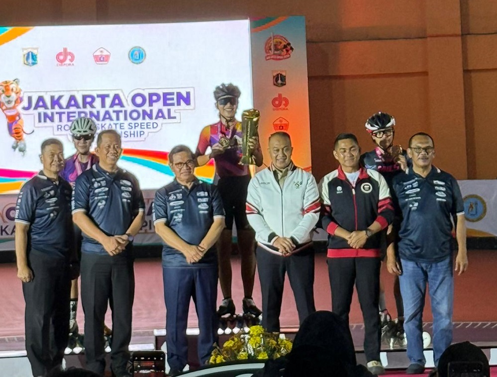 MEMBANGGAKAN: Rain Anggia Yasmin Syahira bersama Gubernur DKI Jakarta Pramono Anung dan panitia Jakarta Open International 2025.