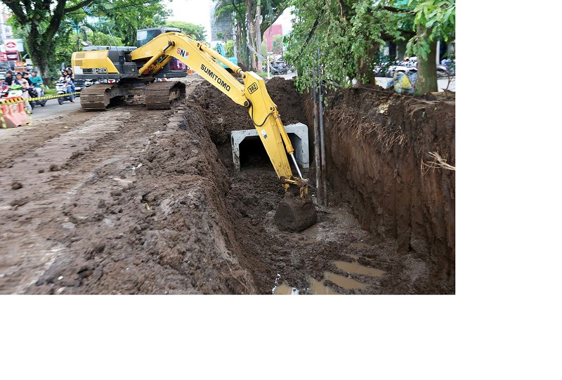 SOLUSI BANJIR: Pengerjaan drainase menggunakan alat berat di Jalan Soekarno-Hatta terus dikebut kemarin (16/11). Proyek antibanjir diperkirakan mengurangi 35 persen genangan.